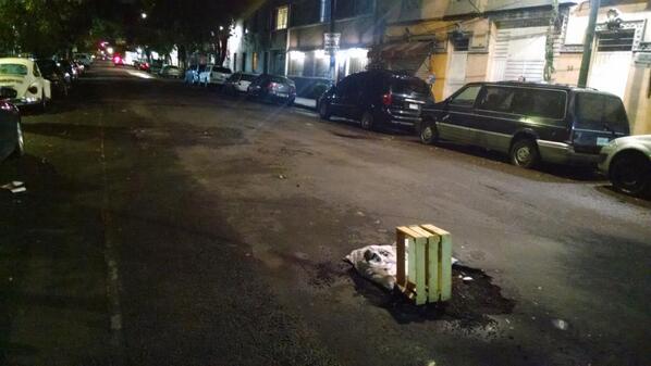 La_Santa_Mariaa's tweet photo. .@SOBSECDMX pedimos apoyo para atender este hoyo ubicado sobre calle de Cedro antes de llegar a la @UDFsantamaria http://t.co/heCPtdi2yn