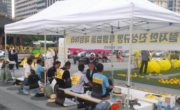 광화문에서 단식에 들어간 유가족과 대화 중인 문재인 의원. 19시25분 현재.