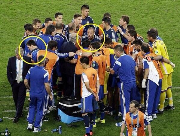 marinlarumbe's tweet photo. Hay capitanes de verdad y luego quienes llevan el brazalete por ser los mejores en sus equipos. Ejemplo, Masche-Messi http://t.co/5FNPEkOSnV