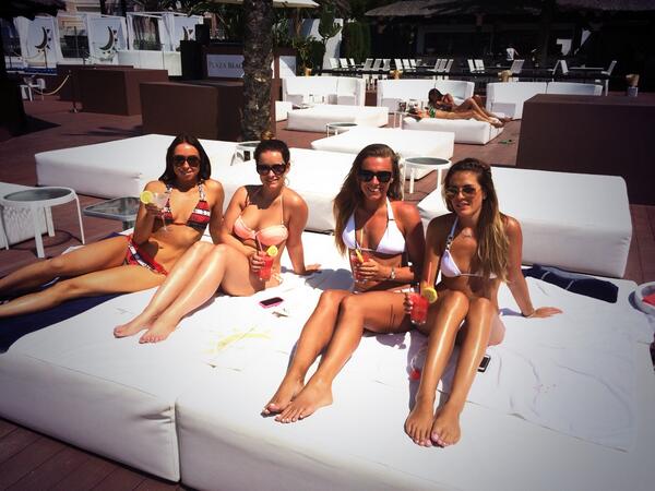 77hollyb77's tweet photo. How a Monday morning should be started.... Cocktails 🍸☀️👙👭👭 @alexdavies7 @gw_id @HannahDance http://t.co/kdEAAzxphv