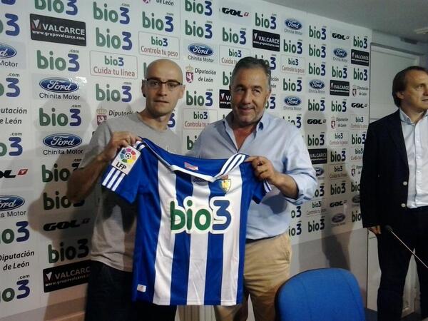 Ponfe1922Bierzo's tweet photo. "@SDP_1922: Presentación de Pablo Infante con la SD Ponferradina . http://t.co/i0X18Pm5yh"