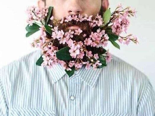 yeunhiddlebatch's tweet image. FLOWERS IN BEARDS ARE FANTASTIC I TELL YA