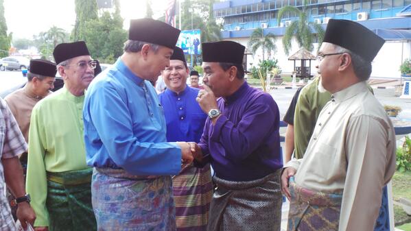 Apa yang dibincangkan tu To'? @KP_RELA <a href="/Zahid_Hamidi/">Zahid Hamidi</a> di Majlis Iftar MDN Bersama Warga KDN di IPK Kelantan 13.07.2014
