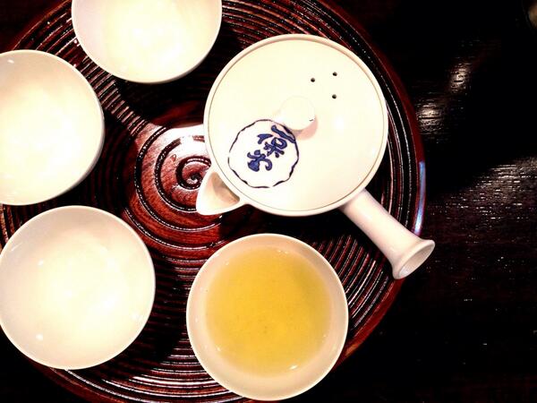 seiryuhan's tweet photo. 最上級玉露、その名も「天下一」

4つの器で100℃のお湯を60℃まで下げ、茶葉を蒸らす。

一口含むと、まるでお出汁のようなとろみと甘み♪

本日の昼ご飯より2倍以上高い、なんとも贅沢すぎる一杯…^^; http://t.co/M6fZa2INOy