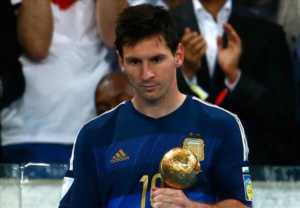Sr_Dios's tweet photo. El mayor castigo para Messi es sostener ante todo el mundo un Balón de Oro que sabe que no merece. Y se nota http://t.co/HLCgQQfacS