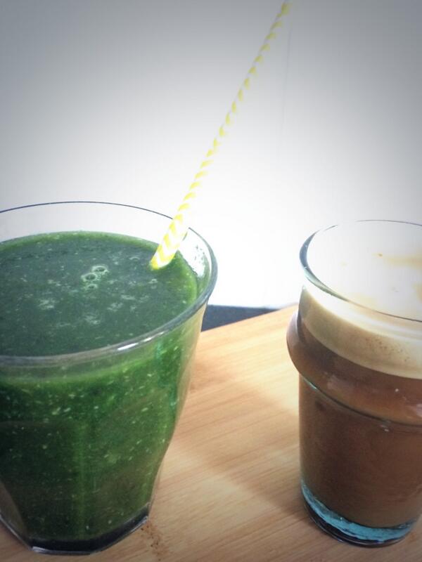 Laten we de vakantie eens gezond beginnen #koffie #amandelmelk #groenesmoothie