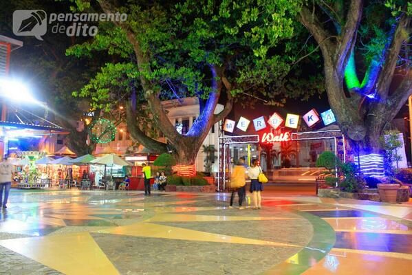 MedanCity90's tweet photo. Kota Medan dimalam hari. Pusat kuliner kota Medan, "Merdeka Walk" http://t.co/9Obyn1nsl2