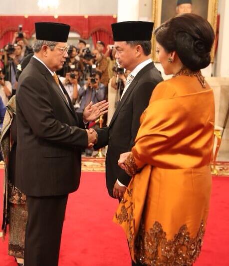 SBYudhoyono's tweet photo. Melalui Keppres 103/M/2014, sore ini Presiden SBY melantik Dino Patti Djalal sebagai Wamenlu. http://t.co/KYodsU9QNJ