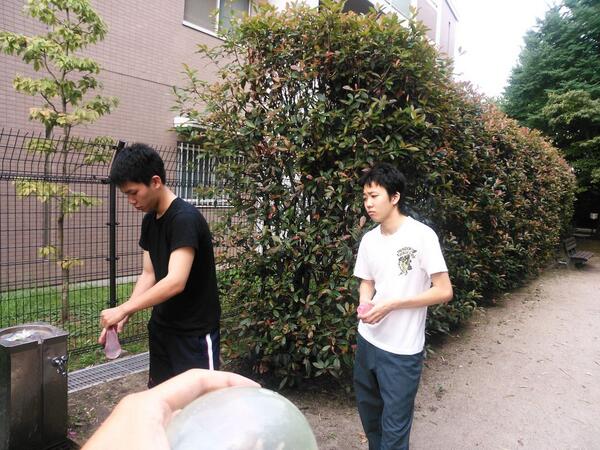 chelichi07's tweet photo. 水風船なう
制服ビショビショ http://t.co/cGLDohN0rL