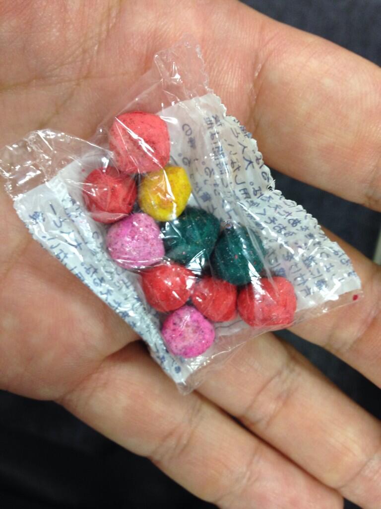 裏町猫背 クラッカーボール 懐かしい 今は製造中止だそうです 業者さんが箱買いしちゃうから 売ってる事 言わないでと 花火屋さんに言われました 花火よ 懐かしいと思った人に なんだかいいですね Http T Co Ugfggydwvk