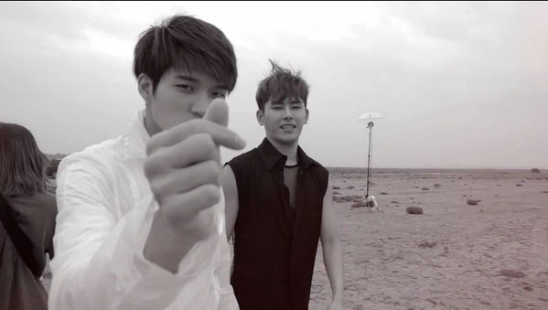 sooyeolie's tweet photo. WH : /mini heart/ and then HY: /stare at wh weirdly/ http://t.co/OZ2oD76Juh