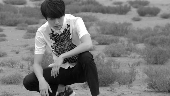 sooyeolie's tweet photo. Trying to be cool but awkward pose tbvh http://t.co/5Ukt8GLS0f