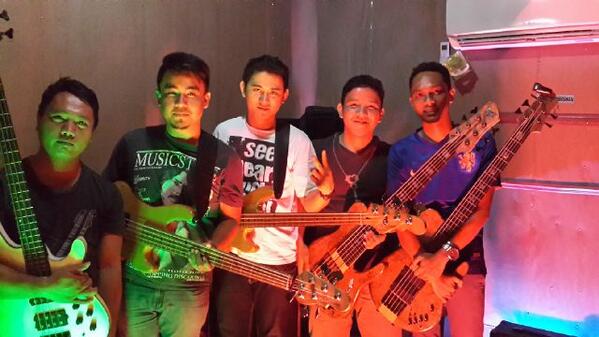 Torang baru abis latihan tadi sore.... For acara sabtu di <a href="/coffeeislandID/">Coffee Island Cafe</a>