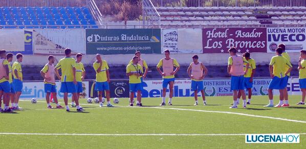 lucenahoycom's tweet photo. El Lucena CF de @ArsenalJuan comienza la pretemporada con el balón en el césped (fotos): http://t.co/HMlybUg7pX http://t.co/aYPc9rvrV2