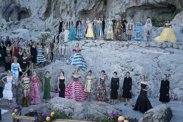 VogueSpain's tweet photo. Sobre Capri, el poder de la privacidad y la Costura de @dolcegabbana. Por @SuzyMenkesVogue 
http://t.co/Tvqf1p09Ad http://t.co/NI1kdxeIgk
