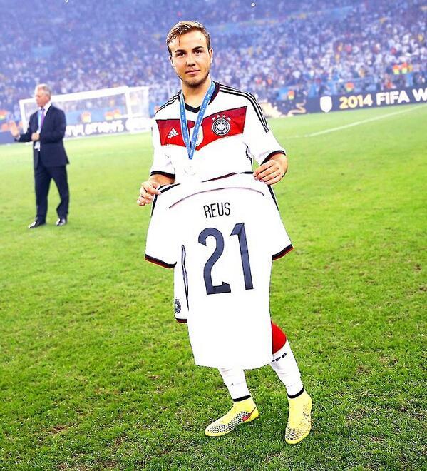 BILD (@bild) on Twitter photo Feiner Zug von <a href="/MarioGoetze/">mariogotze.eth</a>: Er feierte den Titel auch mit <a href="/woodyinho/">Marco Reus</a>-Trikot #WM
bild.de/sport/fussball… Feiner Zug von <a href="/MarioGoetze/">mariogotze.eth</a>: Er feierte den Titel auch mit <a href="/woodyinho/">Marco Reus</a>-Trikot #WM
bild.de/sport/fussball…