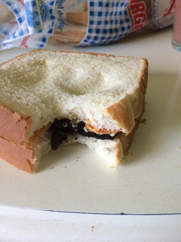 Ms_Stoner_'s tweet photo. Oreo and hot buffalo bugles sandwiches 👌 http://t.co/PTzT4VnQ8O