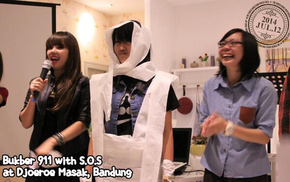 911_Bandung's tweet photo. Dan yg ini @SOS__Yeye sama tim .. ini katanya muminya pake kain ulos haha ada-ada aja 😄 http://t.co/FCdC0XEBom