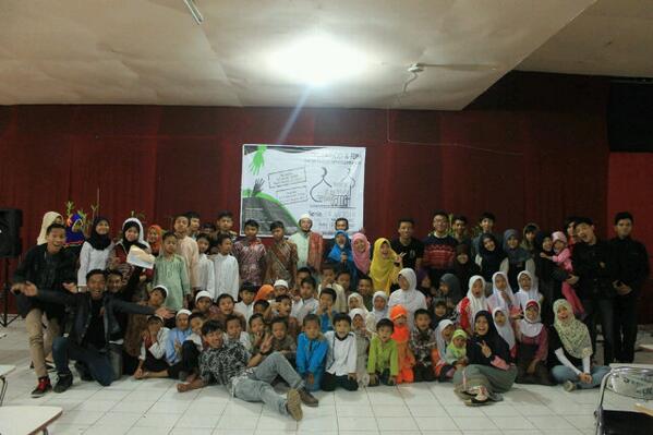 FDM_AMIK's tweet photo. Alhamdlilah lncar,Smga jdi ibadah yh kegiatn ini &amp; bermnfaat , baksos part 2 segerakan minggu ini #MU2MJ @skslapeco http://t.co/gtdNE1KwNI