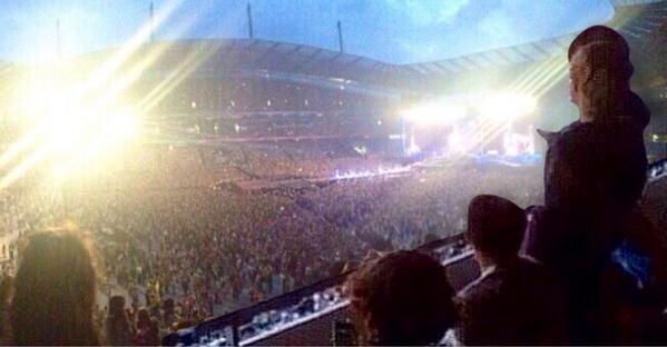 wonderlandfthes's tweet photo. #1DFANDOMSTICKSTOGETHERTHROUGHTHICKANDTHIN

I juST MADE AN EDIT WITH THE FETUS BOYS WATCHING THE BOYS NOW HOLD ME http://t.co/CDiGcLc3oU