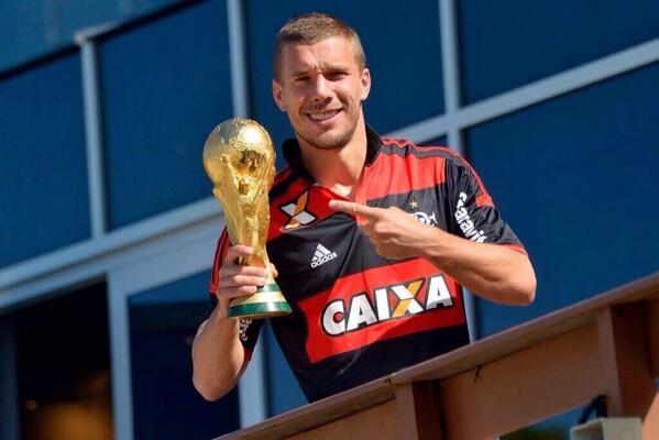 SempreCRF's tweet photo. Podolski + Flamengo + Taça da Copa do Mundo = Respeito! 👏🏆 http://t.co/XQCgmSqLpz