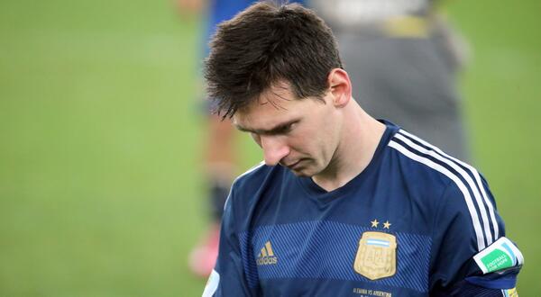 futbolred's tweet photo. Messi es Messi, pero todavía no es Maradona http://t.co/v52LygIggn http://t.co/HUmmSTA4lA