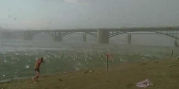 usatodayvideo's tweet photo. Deadly hail storm batters beachgoes in Siberia http://t.co/bL4qbTfaS0 http://t.co/uRUCgDEfe6