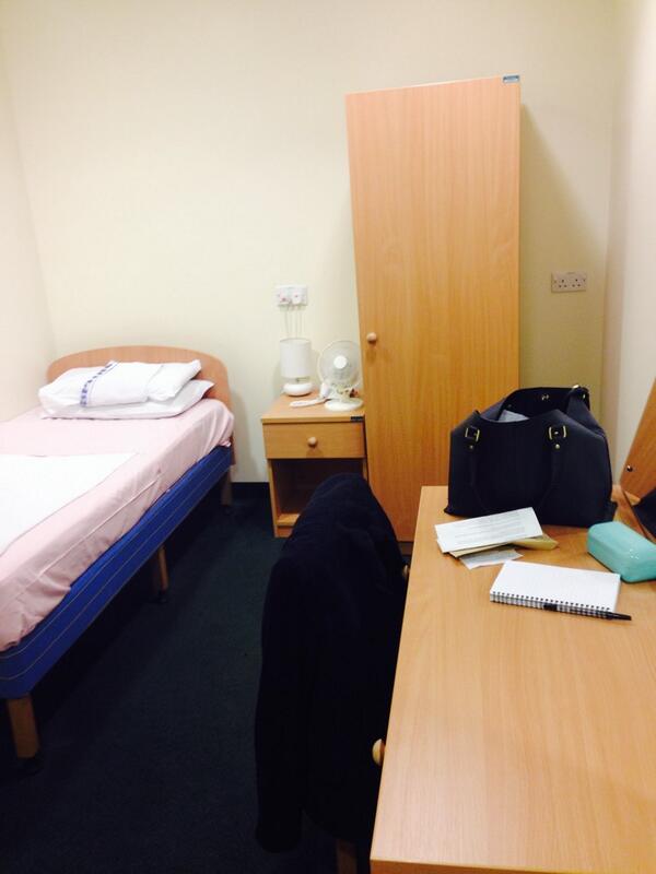 stephfossy's tweet photo. Doctors Mess room for the night Edinburgh Royal #Dr.SFoster😷 #singlebed😱 http://t.co/4jqiFydYWU