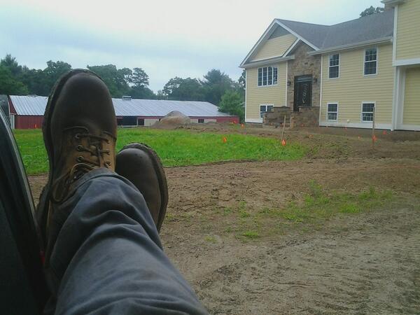 nthads's tweet photo. Waiting out this rain shower #soundofrainontinroofbarn #sirusxm #thehighway #ch59 #gotmud http://t.co/n6C3iXJAG6