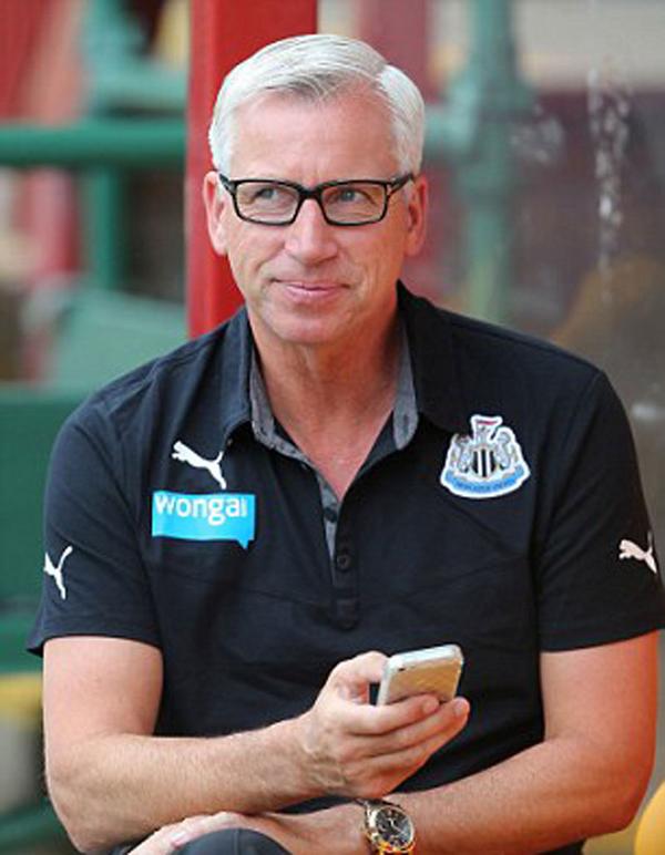 TeleFootball's tweet image. Alan Pardew pays tribute to Alan Pardew for all his fine work babb.telegraph.co.uk/2014/07/quote-… #babb