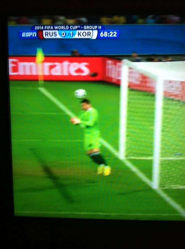 GoalkeeperHelp's tweet image. Having a keeper pull an Akinfeev in a session. #gkcoachprobs #reteach
