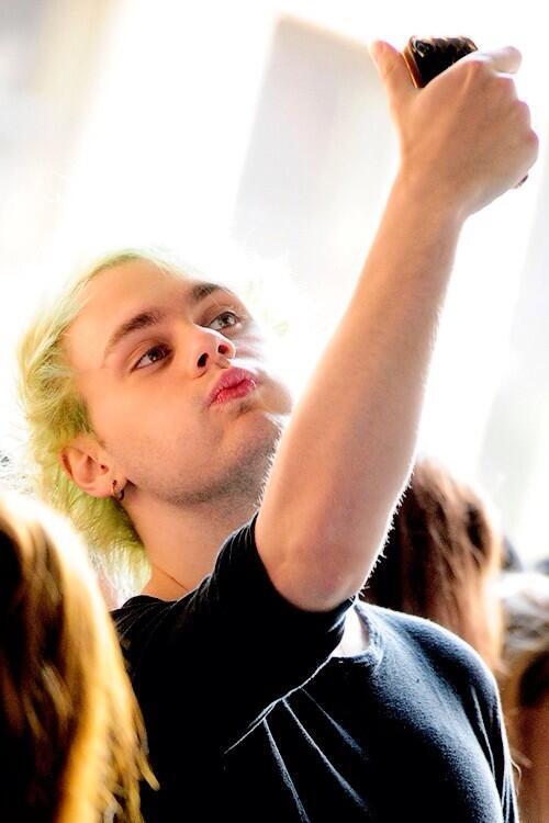 mikeygdr's tweet photo. @lougdrz tu dimmi se non sono da stringere e coccolare all'infinito!! http://t.co/YrnSFXkkml