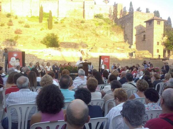 culturamalaga's tweet photo. Maratón Poético en C/Alcazabilla organizado por el #IML y la tertulia "Los lunes del @ElPimpiMalaga" # malagacultura http://t.co/tv88RuNn2c