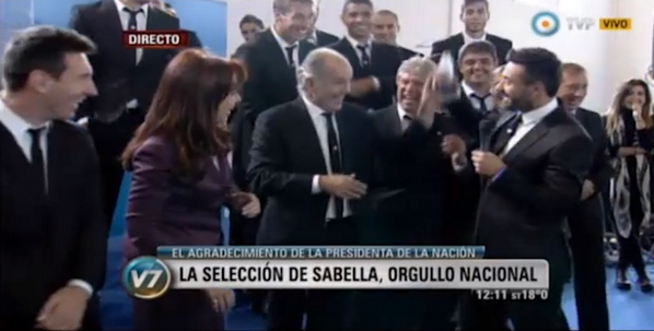 HinchadaTLF's tweet photo. Sabella a Lavezzi: LA VENGANZA... "Queres tirarme agua?" http://t.co/59yHA9tOME