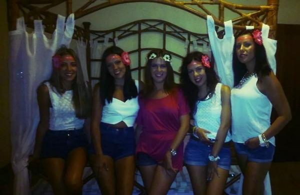 Sary173's tweet photo. Mis primitas del alma @anaislobillo @Maria_vegac @cristina_palcor #laura http://t.co/C7LI4zpT6n