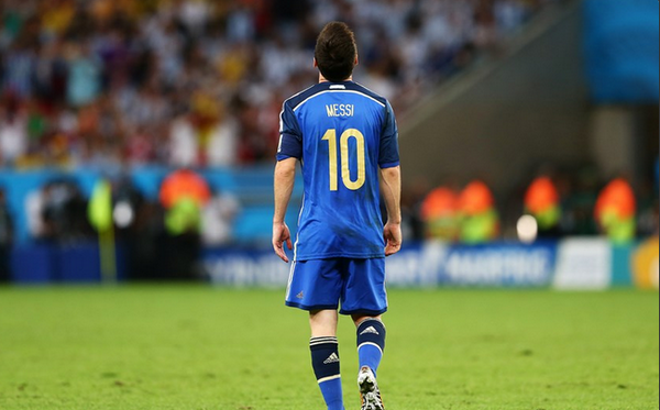 HinchadaTLF's tweet photo. Muchos te cuestionan, pero nosotros sabemos que diste todo... GRACIAS POR TODO! #FuerzaMessi #MensajeAMessi http://t.co/dzmhqIVFac