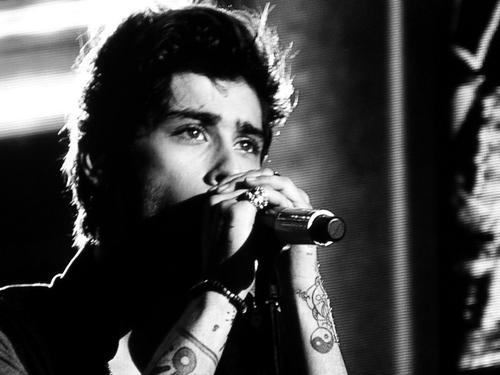 1DAlert's tweet photo. Zayn on stage in Porto - 13/7/14 #28 http://t.co/eeKFyPFl6w