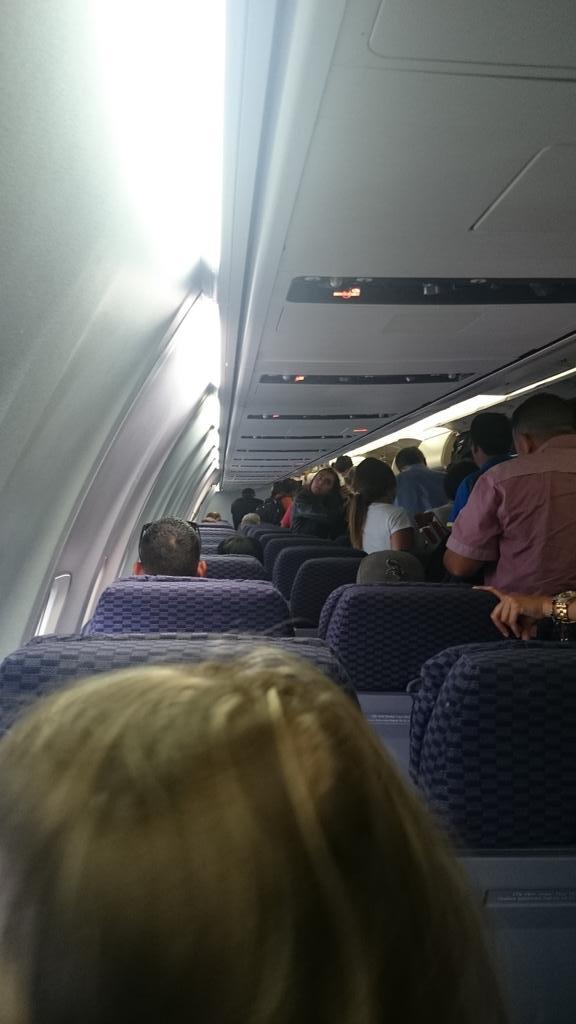 La gente se para como k van a salir primero, y doblao incomodo en vez de esperar k le toque su turno sentado #Idiot