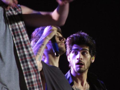 1DAlert's tweet photo. Zayn on stage in Porto - 13/7/14 #31 http://t.co/FQC9mfxPil