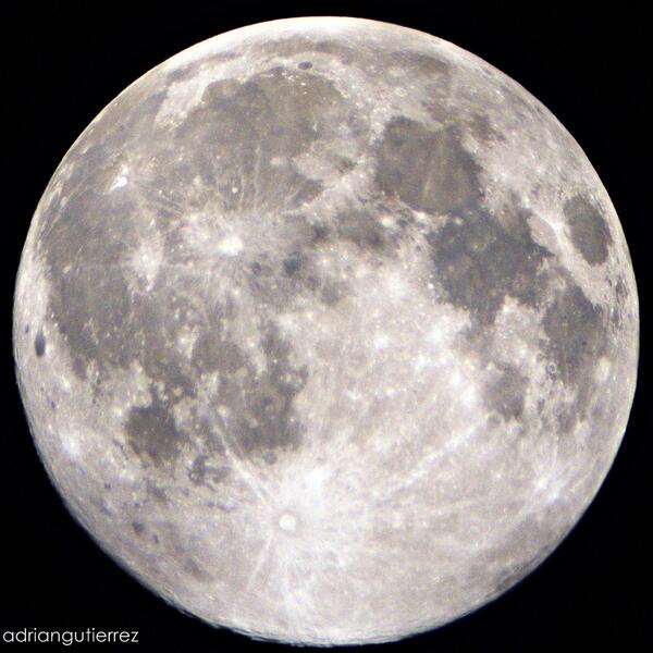 SPACEdotcom's tweet photo. Beautiful! RT @photAGraph: @SPACEdotcom #supermoon #SuperMoon2014 http://t.co/5PS0iNNpfS