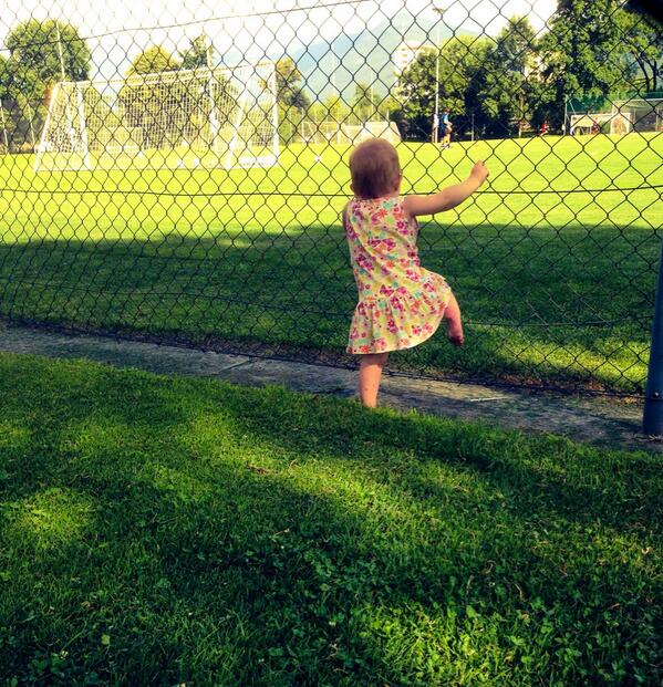 Ory_83's tweet photo. Il papà allena? Scavalchiamo la ramina per raggiungerlo #powerNiña #amoredipapà  @ImmeMax3 http://t.co/MAAw3U2vRf