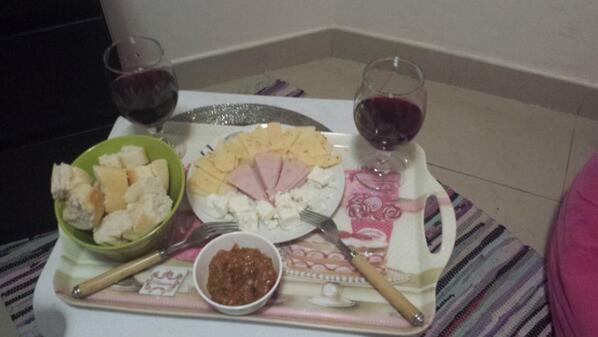 alanwright2305's tweet image. wine n cheese afyer a day without makeup 👌