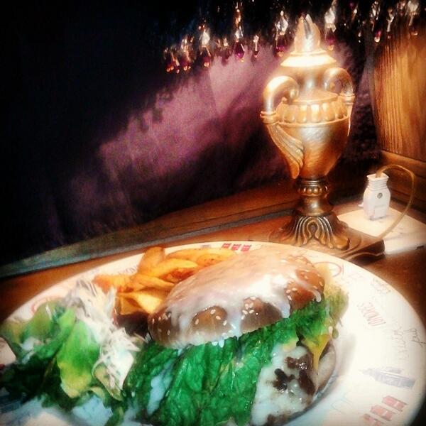 BristolPub's tweet photo. Nueva Burger Gourmet!! http://t.co/UjLP9drlI3
