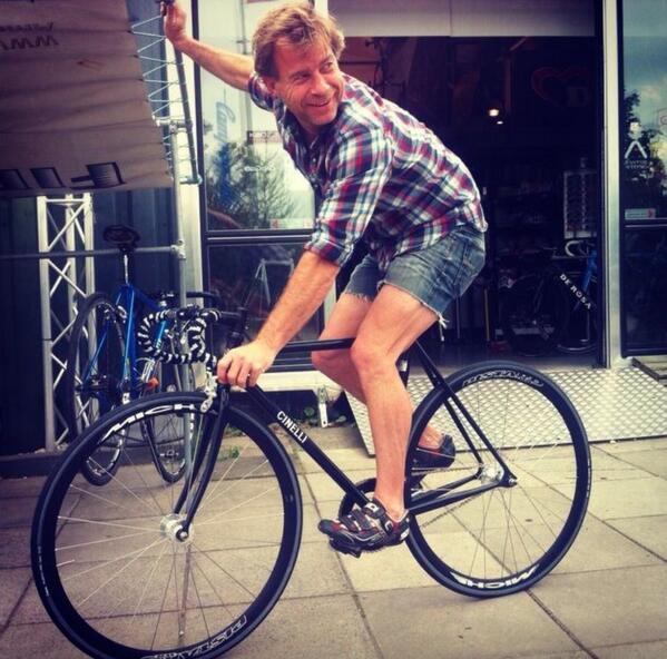 freddiesdrop's tweet photo. @jwmroy @CinelliUSA @fastamsterdam .. De man en zijn fiets #fixedgearracing http://t.co/EpfAWqn0OD