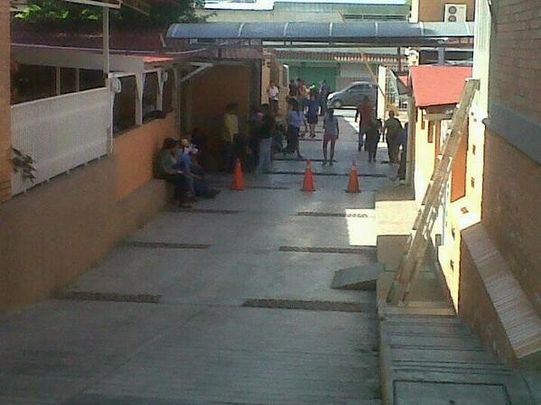 #ATENCION #Lara Estudiante herido de bala durante protesta es atendido en la Policlínica Cabudare vía .<a href="/laprensalara/">LA PRENSA de Lara</a>