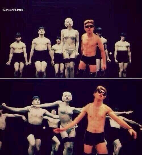 1Dfandom1234's tweet photo. saw this on my time line. @NiallOfficial I didn't know you danced for gaga!
THIS MADE MY DAY!
#FunnyOneDirection http://t.co/phY10FRheK