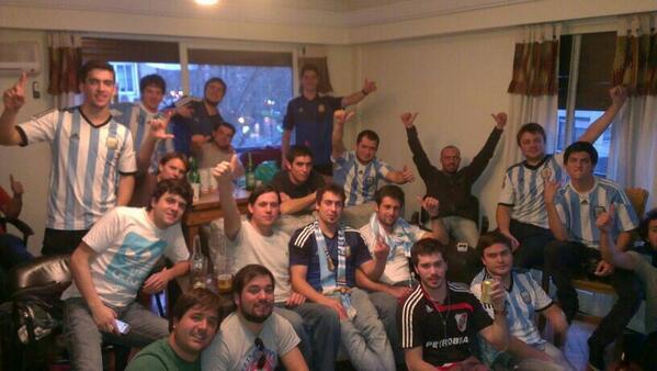 leoraggio87's tweet photo. La banda de henderson haciéndole el aguante a la selección en capital. http://t.co/TVcX5ButXY