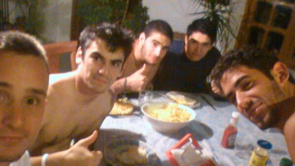 chupete8's tweet photo. Buena cenita con mis putitas @isma1192 @JCR_CB @High_Samu @habbo95 http://t.co/sZitCIu769