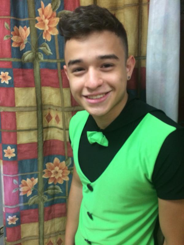 multimediostv's tweet photo. El galán de @HmGerardo esperando para cantar su nueva canción. #Acabatelo http://t.co/Zn1bcsQ3Ns