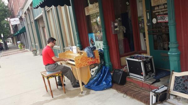 baielala's tweet photo. Modular piano at 9th and Main in Downtown #greaterlala #artlala #pianolala #noiselala cc:@tippecanoearts http://t.co/Ch992j0h1H